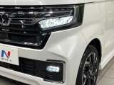 【LEDヘッドライト】悪天候や夜間走行時も良好な視界を確保し安心して運転できる高輝度LEDヘッドライトを装備!点灯速度が早く、消費電力も抑えられています。