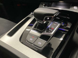 Audiのシフトレバーは、その車のトランスミッションに合わせて異なるデザインと機能を持っており、運転の楽しさと快適さを追求しています。