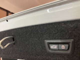 ボタン1つでリアハッチの開閉が可能です。またコンフォートアクセスが付いていれば鍵をポケットに入れた状態でキックで開閉も可能です。
