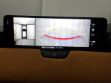狭い場所での駐車やすれ違いなどでより的確な運転操作に役立つ360&deg;ビューモニターが装備されています。