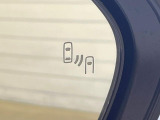 【ブラインドスポットモニター】走行中、ドアミラーの死角になりやすい箇所に後続車が接近するとサイドミラーのレンズに警告を表示!ドライバーに注意喚起をしてくれます。