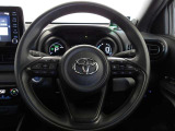 快適な操作性の運転席、ハンドルも綺麗に清掃済みです。もちろん安全を守るエアバッグも装備しているので安心してお乗りいただけます。