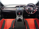 視界広々で運転しやすくロングドライブでも疲れを感じさせないすっきりとまとまったインパネ周りです。