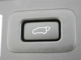 ワンタッチでバックドアが開閉。重たいバックドアも力いらずで開閉できる便利なパワーバックドア付きです!