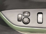 電動格納式ドアミラー付き。駐車場へ停めた時に、ボタン一つで左右のドアミラーをたたむ事ができます。