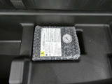スペアタイヤレス車です。応急セットを搭載しております。