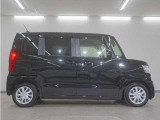 リアには左右スライドドアを採用。狭い駐車場でも開閉しやすく、強風の日でもドアが煽られにくくなっております。小さなお子さまやご年配の方も安心して乗り降りできます。