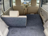 シートを倒せば、大きな荷物も載せられます。 片側分割可倒で使い勝手良し!