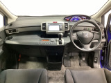 車内は光触媒抗菌消臭施工済です。インパネ周りはスタイリッシュなデザインです。グローブボックスやカップホルダーのほかにトレーなどたくさんの収納スペースが付いています。