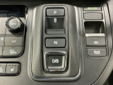 わずかな力で操作可能なボタン式シフト、ECONスイッチ、電動パーキングブレーキ、信号待ちや渋滞時などブレーキを踏み続ける場合に比べて足腰の疲労が軽減されるオートブレーキホールド付きです!