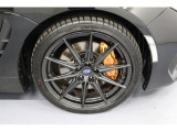 215/40R18ハイパフォーマンスタイヤ装備!brembo製ゴールドキャリパーが輝いております!