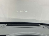 ヘッドアップディスプレイ搭載。運転中、前方から視線を落外す必要がなく、安全に運転ができる機能です。