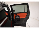 メルセデス・ベンツ専用自動車保険をご用意致しております。全員が資格を有しており、万が一の事故の際のサポート体制を整えております。 現在ご加入の保険の無料証券診断も行い、保証の見直しも致します。