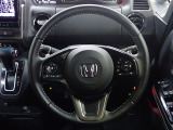 ハンドル左側にはオーディオ操作が出来るオーディオリモートコントロールスイッチ、右側にはHonda SENSINGとオートクルーズコントロールのスイッチを装備!