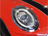 【LEDヘッドライト】先進のLEDテクノロジーを採用。放射される白色光の周波特性は太陽光に近く、バイキセノン・ヘッドライトを上回るコントラストで更に明るく輝きます!