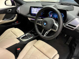【コックピットシート】BMW車の主役席。車体中央にくる様に配置し車両重心とが一致する事でドライバーと車との一体感あるドライビングを実現。人間工学に基づき形成した形状が長時間のドライブ疲労も軽減します!