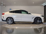 【BMWの伝統-3】BMWのお車は、&ldquo;駆け抜ける歓び&rdquo;を体現しております。走行の安定性とコーナリングの良さを追求し、思い通りにハンドルの操作可能です。