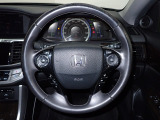 ハンドル左側にはオーディオ操作が出来るオーディオリモートコントロールスイッチ、右側にはHonda SENSINGとオートクルーズコントロールのスイッチを装備!