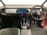 車内は光触媒抗菌消臭施工済です。スタイリッシュなデザインでスポーティなインパネ周りを演出します。グローブボックスやカップホルダーのほかにトレーなどたくさんの収納スペースが付いています。