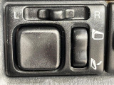 【電動格納ミラー】サイドミラーは電動格納式となっており、狭い駐車場でもキズがつくリスクを抑えられます。
