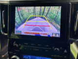 【バックカメラ】駐車時に後方がリアルタイム映像で確認できます。大型商業施設や立体駐車場での駐車時や、夜間のバック時に大活躍!運転スキルに関わらず、今や必須となった装備のひとつです!