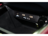 小物の収納に便利なセンタートレイには携帯等のデバイスの充電可能なUSB出力電源付です。
