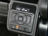 【オートエアコン】車内温度を感知して自動で温度調整をしてくれるのでいつでも快適な車内空間を創り上げます!どの席に座っても快適なドライブが楽しめます♪