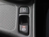 「HOLD」スイッチを押し、システムONの状態にしておくことで、渋滞や信号待ちなどでブレーキを踏んで停車した時にブレーキを保持。アクセルを踏むと解除されます。