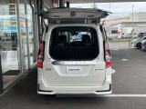 ちょっとした荷物の出し入れに便利な『デュアルバックドア』