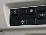 運転席の右側にはアイドリングストップ、ハンズフリーオートスライドドア等のスイッチがあります。
