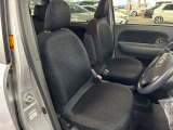 運転席の画像です。足元やシートまわりに余裕があり、リラックスした姿勢で運転が可能です。視界も良好で操作系へのアクセスもしやすく、快適で安心感のあるドライブをサポートします。