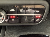 運転席と助手席にはシートヒーターが付いています☆寒い時期に腰周りを温めてくれるので体全体が温まりやすいのは勿論、暖房と違い顔に風が当たらないので、乾燥肌やドライアイの方でも大丈夫☆