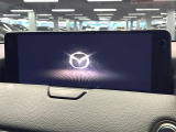 【12.3インチマツダコネクト】車内の雰囲気にマッチした大型ディスプレイ。スマホ接続でのナビ使用やBluetooth再生等、様々な機能が楽しめます。直感的なダイヤル操作が可能で、使い勝手も良好です。