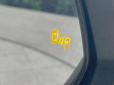 【ブラインドスポットモニター】走行中、ドアミラーの死角になりやすい箇所に後続車が接近するとサイドミラーのレンズに警告を表示!ドライバーに注意喚起をしてくれます。