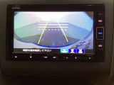 バックでの車庫入れも安心です! リアカメラが付いているバックモニター付のナビを装備しております。操作線もついており距離感も画面から確認できます。