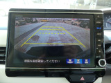 リアカメラが装備されており、後方の安全確認はもちろんのこと狭い場所での駐車や雨の日・夜間など視界の悪いコンディションでのストレスの軽減にもなります。