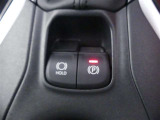 【ブレーキホールド】・・・「HOLD」スイッチを押し、システムONの状態にしておくことで、渋滞や信号待ちなどでブレーキを踏んで停車した時にブレーキを保持。 アクセルを踏むと解除されます。