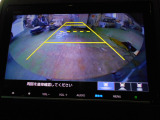 バックカメラの画像です。ガイドラインがスムースな車庫入れをサポートいたします。車庫入れの安心感がアップしますね。