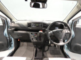 【運転席周り】視界が広く、運転しやすい設計。シンプルな構成だからこそ、飽きずに長く付き合える実直な印象の一台です。