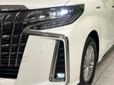 【LEDヘッドライト】悪天候や夜間走行時も良好な視界を確保し安心して運転できる高輝度LEDヘッドライトを装備!点灯速度が早く、消費電力も抑えられています。