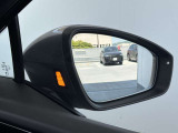 ●アウディサイドアシスト『後方の死角を並走する車両を検知しドアミラーの内側のLEDが点灯。ドライバーに注意を促し事故を未然に防ぐシステムです。』