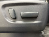 パワーシート搭載。微妙な調整が手軽にでき、最適なポジションで運転することが可能です。