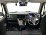 シンプルながら機能性あふれる運転席廻りです。視界性もよく、運転しやすいですよ。