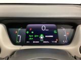 デジタル表示のスピードメーターとタコメーター、燃費やオドメーターなどの表示の他に、ホンダセンシング機能などの表示もできる多機能なマルチインフォメーション・ディスプレイです。