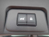 オートバックドアが装備されておりますのでボタンを押して頂くだけで閉める事が可能ですのでスマートです♪
