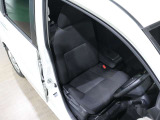 程よい硬さとホールド性が高いシートで長時間運転も快適です。