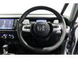 運転中もハンドルでの操作が可能です。特に高速道路等の目が離せない運転時には、便利さだけでなく、安全性も兼ね備えております。
