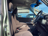 すわり心地の良い運転席・助手席です。長時間のドライブの疲れ軽減に貢献します。どうぞ快適なドライブを♪