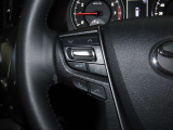ステアリングスイッチ付きで、運転中に視線を前に向けたまま操作できます。