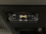 エアコンパネルの下にETCがついています。高速道路の料金所の通過も楽々です!。 カードの取り出しもしやすい場所についています。
